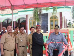 Bupati Serahkan Bantuan Alat Mesin Pertanian
