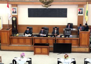 Bupati Sampaikan Surat Pengunduran Diri Dalam Rapat Paripurna Istimewa DPRD