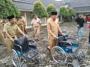 Bupati Serahkan Kursi Roda
