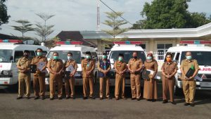 Bupati  Majalengka menyerahan Bantuan Sarana  Kendaraan Operasional  Ambulans untuk 4 Puskesma
