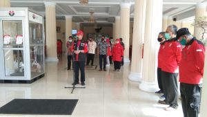Bupati Serahkan Bantuan Sembako untuk Petugas Kebersihan