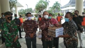 Pemkab Majalengka Salurkan 1500 Butir Telur untuk Korban Banjir