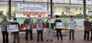 Pemkab Majalengka Berikan Bantuan Kepada Masyarakat Majalengka Terdampak Bencana Banjir dan Terdampak Covid-19.