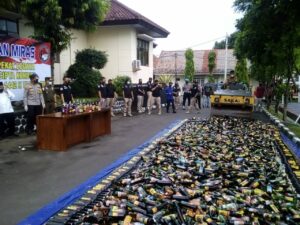Wakil Bupati Hadiri Pemusnahan Botol Miras Hasil Operasi Pekat Lodaya Polres Majalengka Menjelang Ramadhan 1442 H