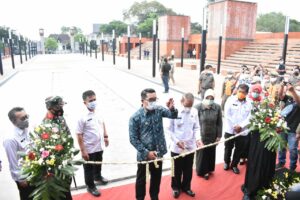 Dampingi Bupati Majalengka Gubernur Jawa Barat Resmikan Alun-Alun Majalengka