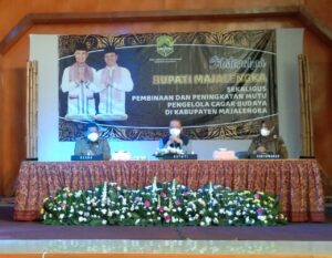 Bupati Majalengka Berikan Uang Kadedeuh Untuk Juru Kunci Makam Keramat