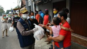 Bupati Salurkan Bantuan Sembako Buat Masyarakat terdampak Covid- 19.