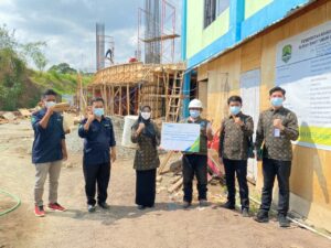 BPJAMSOSTEK menyerahkan bantuan peralatan Kesehatan Keselamatan Kerja (K3)