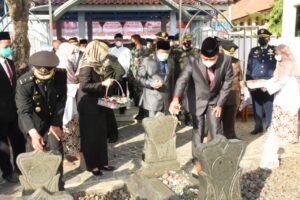 Peringati HUT RI Ke-76, Wakil Bupati Ziarah Ke Makam Pahlawan Nasional K.H Abdul Halim