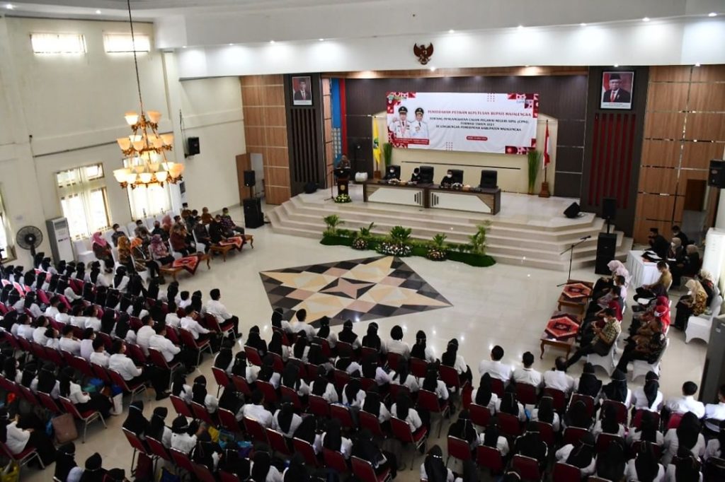 Bupati Serahkan Petikan Keputusan tentang<br>Pengangkatan Calon Pegawai Negeri Sipil<br>(CPNS) Formasi Tahun 2021