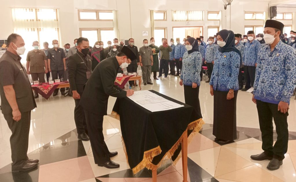 Bupati Serahkan Petikan SK Pengangkatan P3K dan Kenaikan Pangkat PNS Periode 1 April 2022