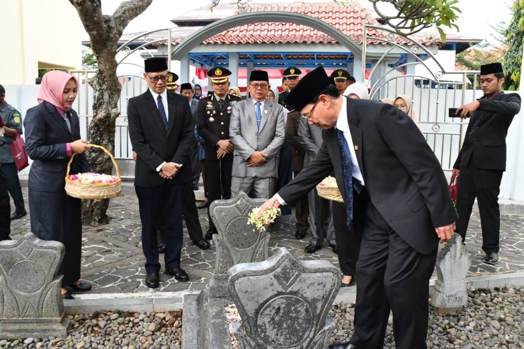 Jelang HUT RI ke - 77 Bupati Majalengka Ziarah ke Makam Pahlawan Nasional KH.Abdul Halim
