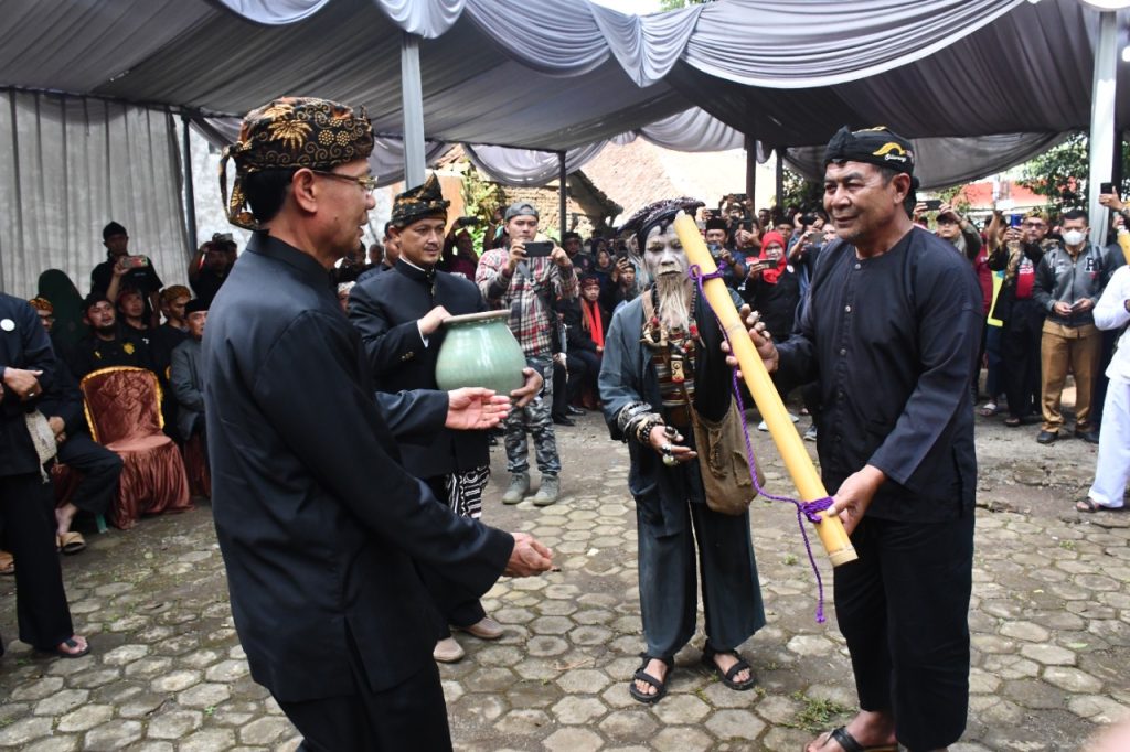 Tradisi Nyiramkeun Benda Pusaka Talaga  Manggung Terus Dilestarikan