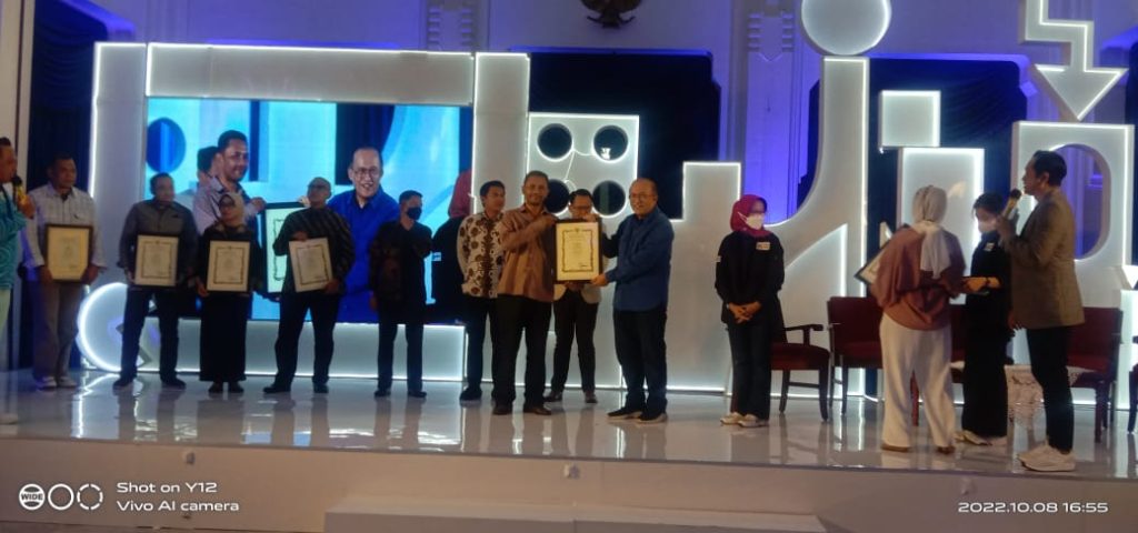 Gubernur Jabar Beri Penghargaan Bupati Majalengka Sebagai Tokoh Literasi Digital