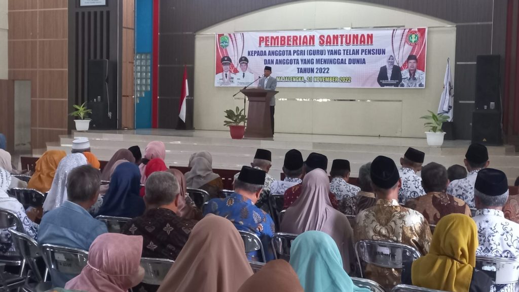 Ratusan Pensiunan Guru Terima Santunan dari PGRI