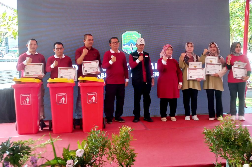 Bupati Majalengka Beri Bantuan Petugas Kebersihan dan Pengerak Lingkungan Pada Hari Peduli Sampah