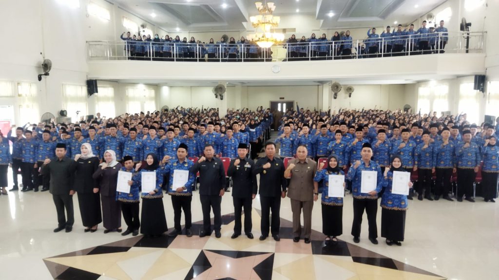 Bupati Majalengka Serahkan 840 SK PNS