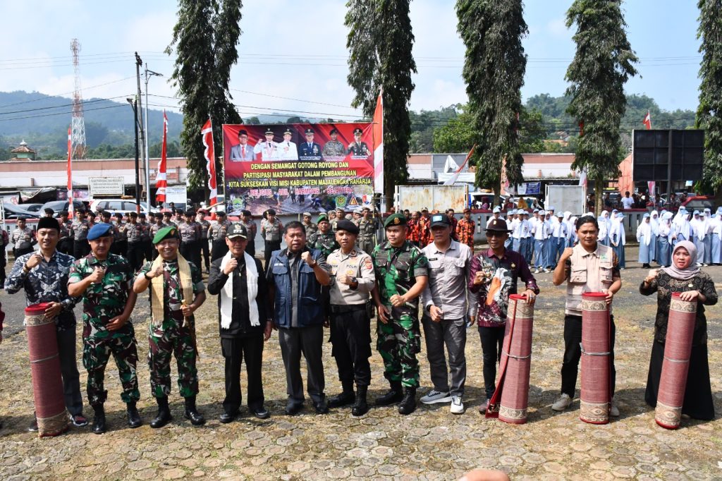 Bupati Secara Resmi Membuka Kegiatan Kemanunggalan TNI Bersama Rakyat tahun 2023 di Kab.Majalengka
