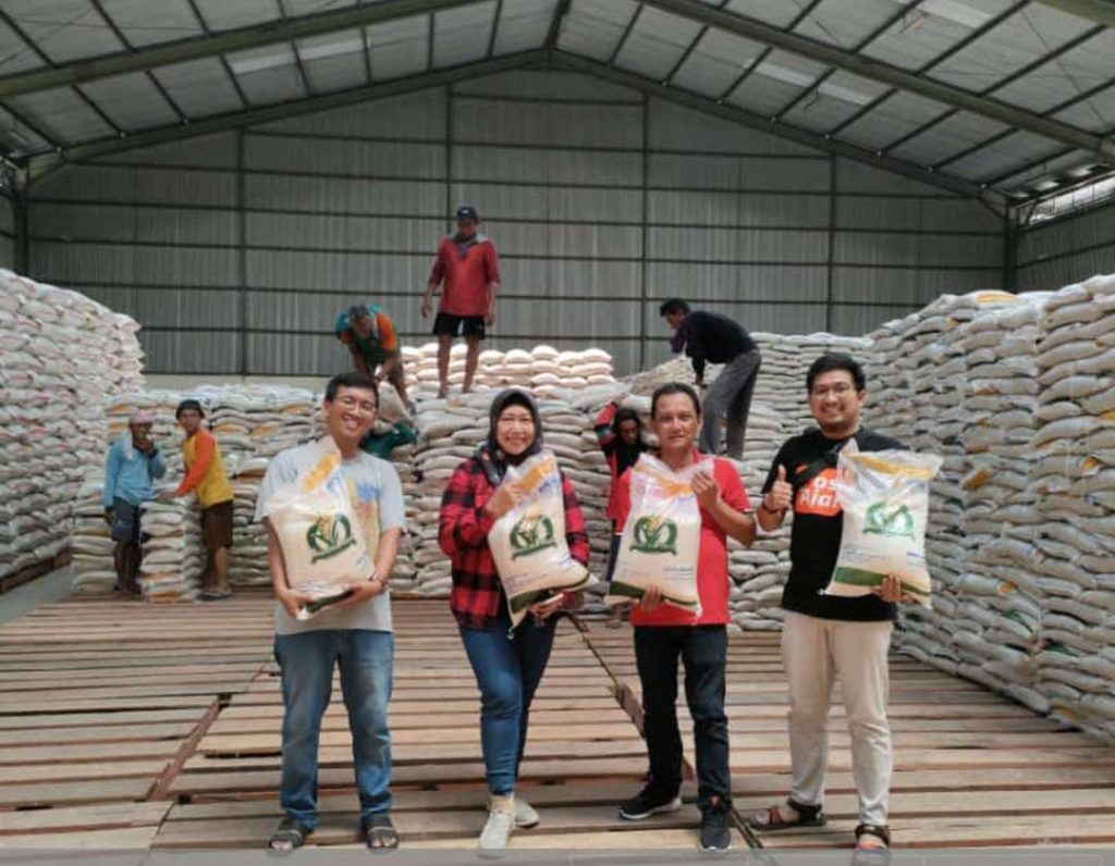 Jelang Lebaran, Ribuan Warga Kabupaten Majalengka Terima Bantuan Beras