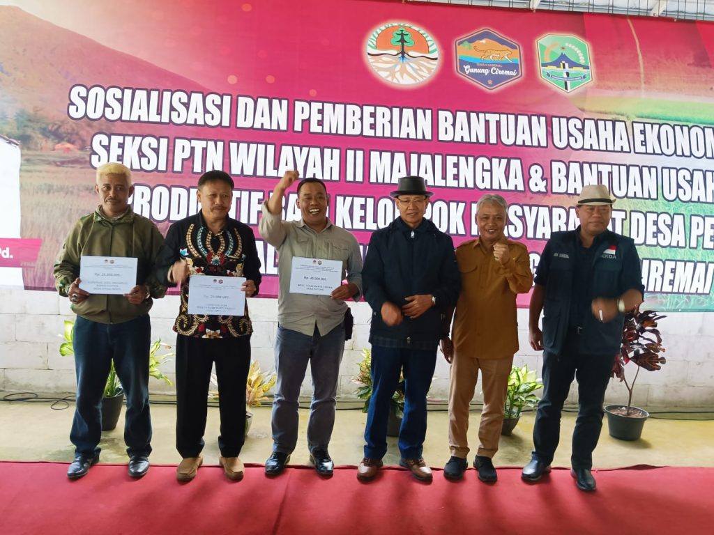 Bupati serahkan Bantuan Usaha Ekonomi Produktif Bagi Kelompok Masyarakat Desa Penyangga TNGC