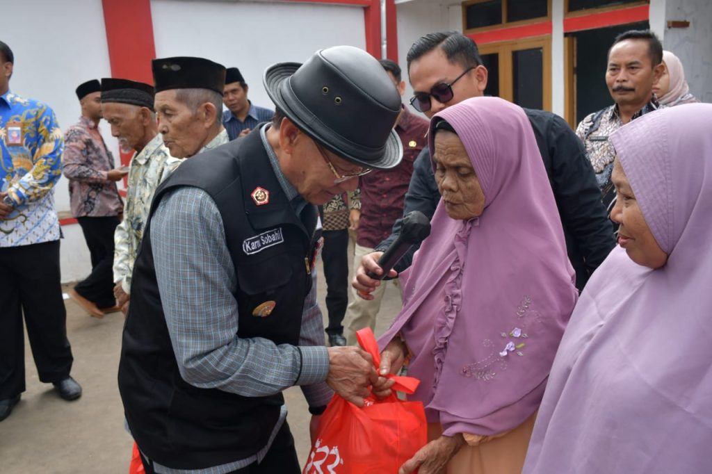 Bupati Berikan Bantuan Terhadap Korban Kebakaran Rumah di Banjaransari