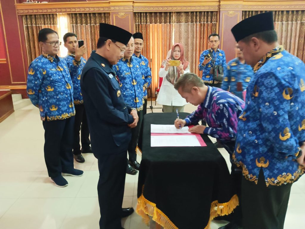 Bupati Hibahkan 4 Miliyar lebih Kepada 35 Lembaga Keagamaan Di Kab.Majalengka