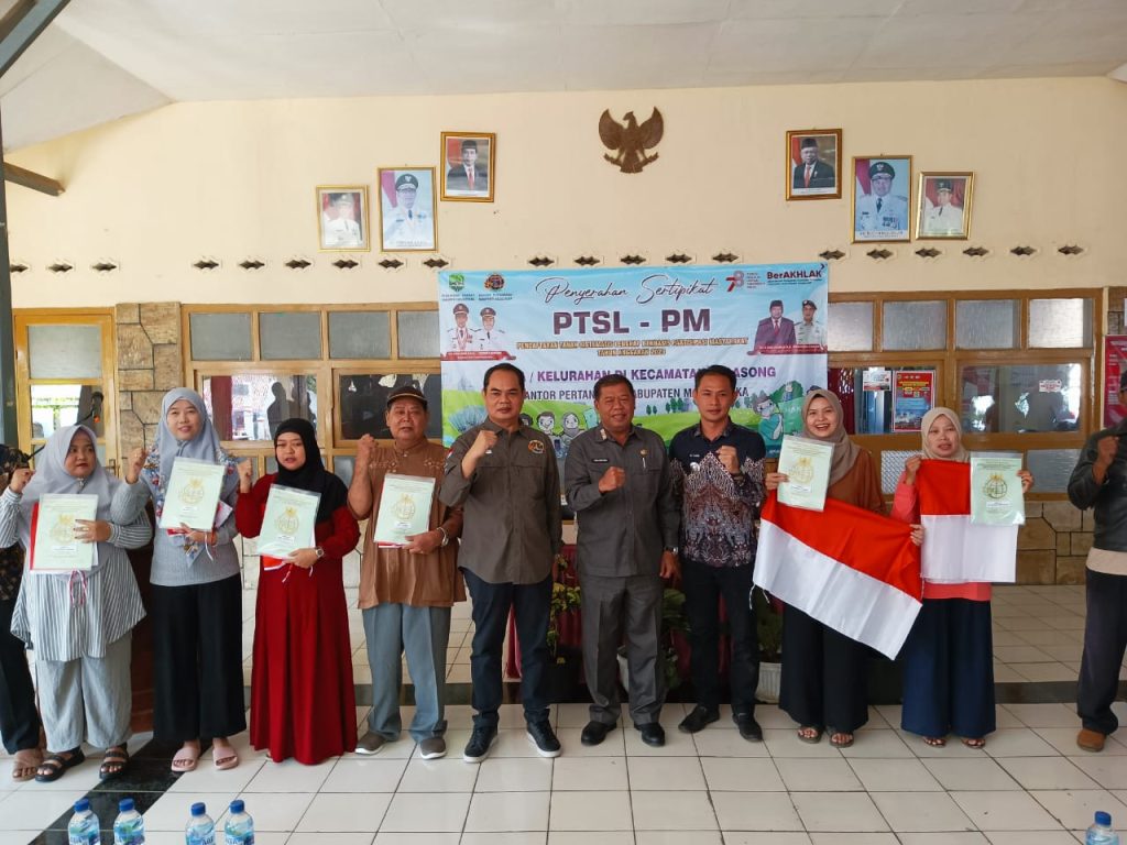 Sekda Majalengka Serahkan 101 Sertifikat Tanah Program PTSL-PM Kecamatan Cigasong