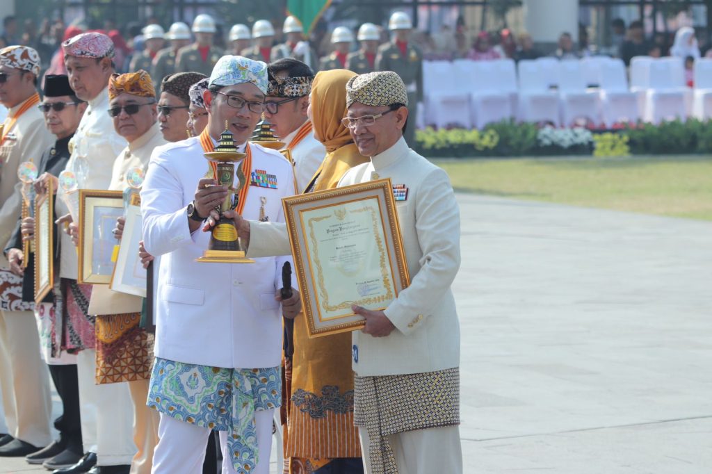 Terbaik Dalam Pelayanan Adminduk,<br>Bupati Majalengka Mendapat Penghargaan<br>Dari Gubernur Jawa Barat