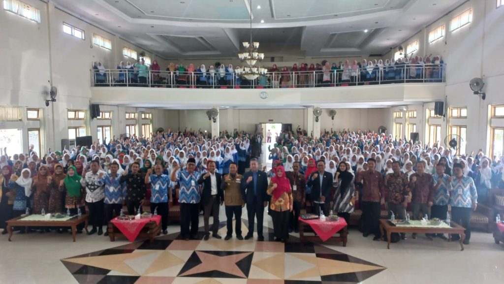 Bupati Majalengka Dr. H. Karna Sobahi, M.M.Pd<br>Membuka Kegiatan Seminar PAUD DIKMAS