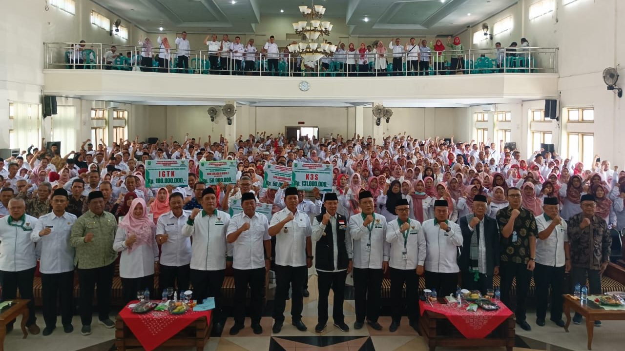 Melalui Program Majalengka Pinter, Baznas Kab.Majalengka Salurkan Bantuan Kepada Guru Honorer dan Penjaga Sekolah dilingkungan Disdik dan Kemenag Kab. Majalengka
