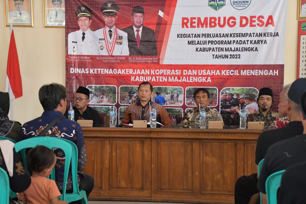 Kepala Dinas Kominfo Kab.Majalengka Mewakili Bupati Membuka Program Padat Karya Tunai Desa Gandu dan Desa Mandapa
