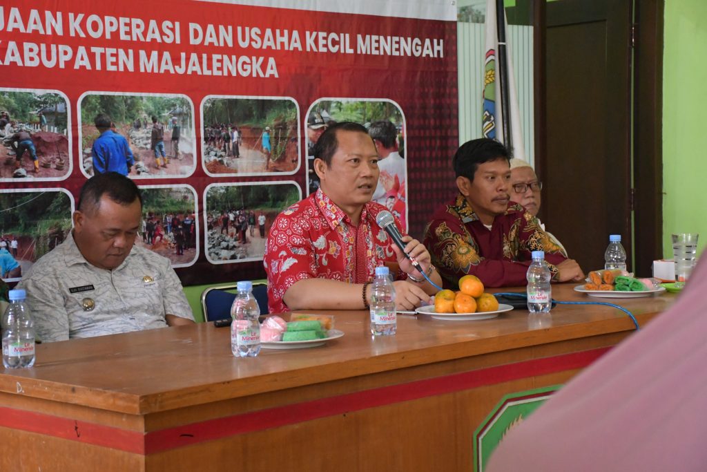 Kepala Dinas Kominfo Kab.Majalengka Mewakili Bupati Membuka Program Padat Karya Tunai Desa Bojong Cideres