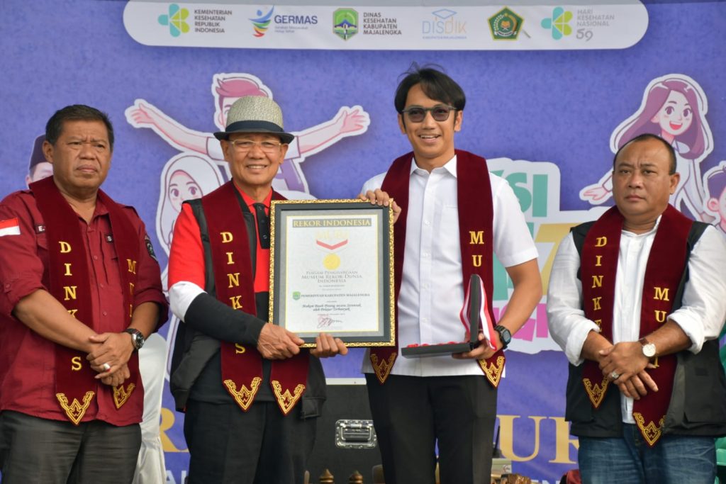 22.172 Siswa di Kabupaten Majalengka Secara Serentak Makan Pisang, Pecahkan Rekor MURI