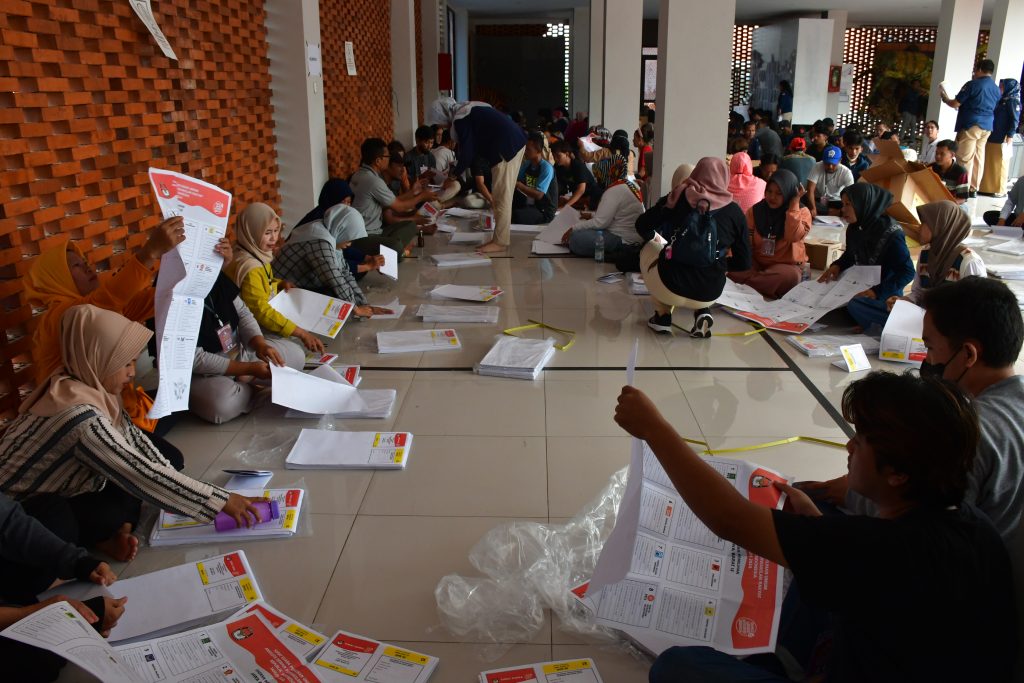 KPU Majalengka Lakukan Pelipatan dan Sortir Surat Suara Pemilu 2024, Pj Bupati Minta Pengawasan Ketat