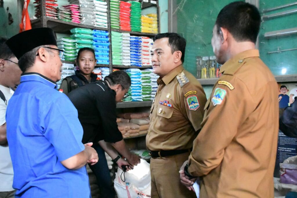 Petani Keluhkan Kelangkaan Pupuk, Pj Bupati Majalengka Dedi Supandi Sidak ke Kios Pupuk