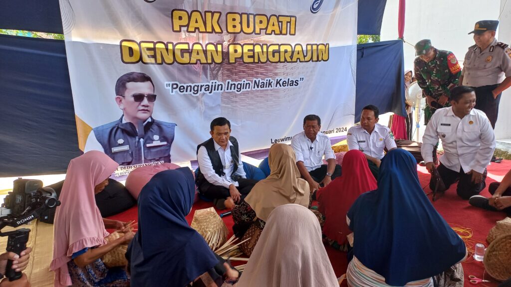 Pj Bupati Dedi Supandi akan Fasilitasi Pengrajin Anyaman Bambu supaya Tetap Bertahan dengan Perkembangan Zaman