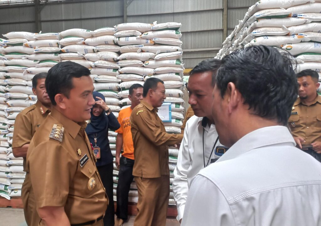 Pj Bupati Majalengka Dedi Supandi Salurkan Bantuan Pangan Beras