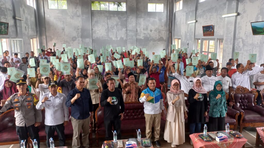 Pj Bupati Majalengka Serahkan Sertifikat Tanah Program PTSL bagi 2.900 Warga Kecamatan Malausma