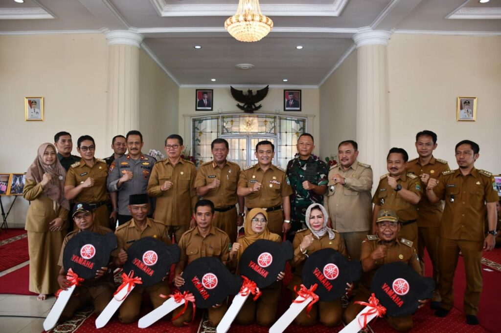 Tingkatkan Pelayanan Publik, Pj Bupati Majalengka Serahkan Ratusan Kendaraan Operasional Untuk Desa dan Kelurahan Se-Kab.Majalengka