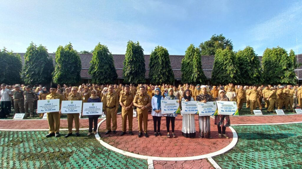 Pj Bupati Dedi Supandi Serahkan Hadiah TPS Unik dan Santunan Kematian pada Penyelenggara Pemilu 2024
