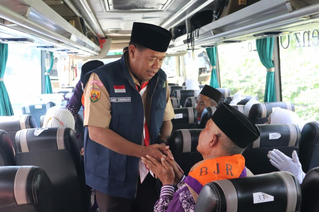Sekda Kab.Majalengka  Lepas Pemberangkatan Jama'ah Calon Haji Pertama Kab.Majalengka (Kloter 04 KJT)