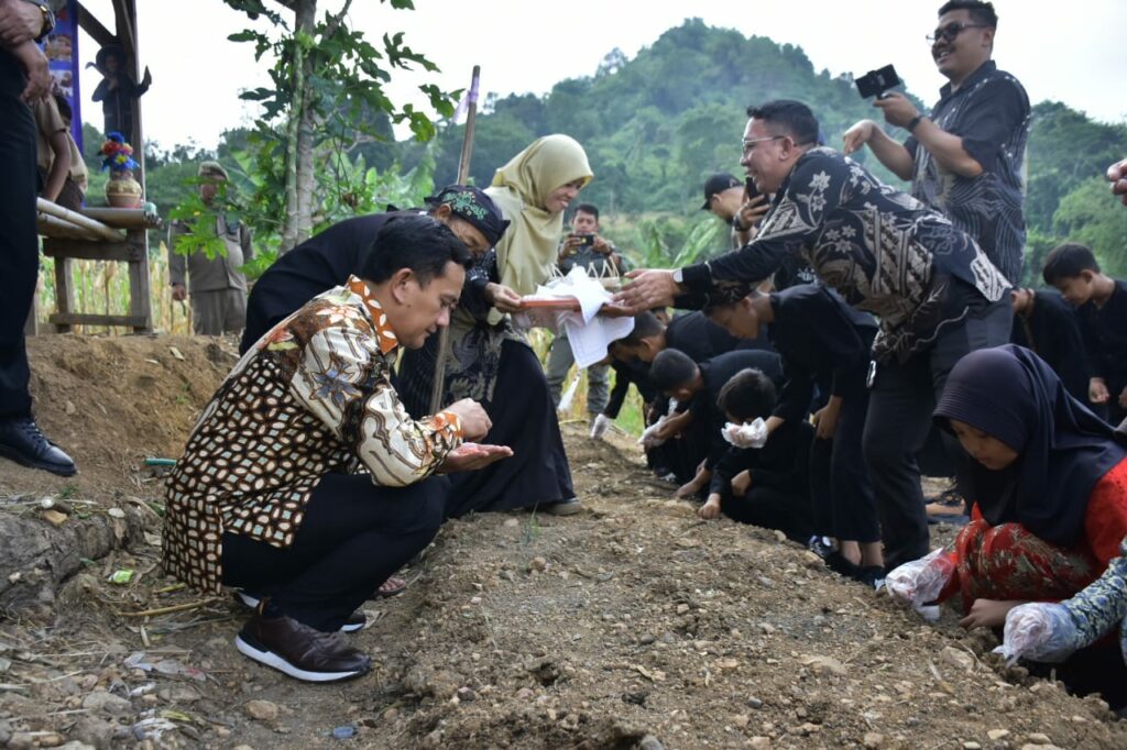 Ajak Melestarikan Lingkungan Sejak Dini,<br>Pj Dedi Supandi Lakukan Penanaman Pohon Maja<br>Bersama Komunitas Petani Cilik