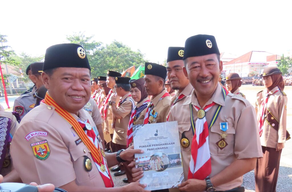 HUT Pramuka ke - 63 Ketua Kwarcab Majalengka Drs. H. Eman Suherman, M.M dapat Penghargaan Lencana Melati