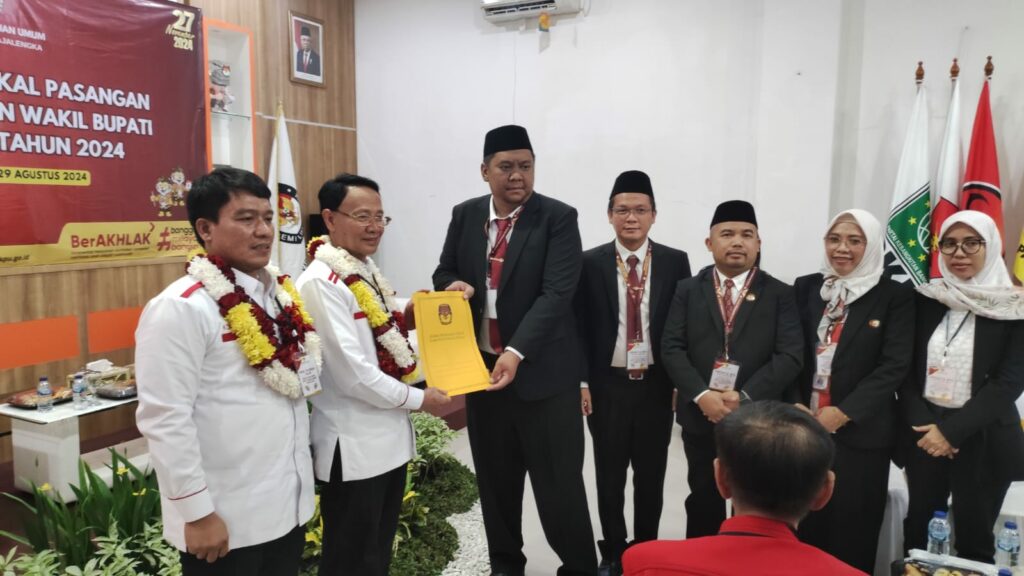 KPU Kabupaten Majalengka Terima Berkas Pendaftaran Karna Sobahi - Koko Suyoko