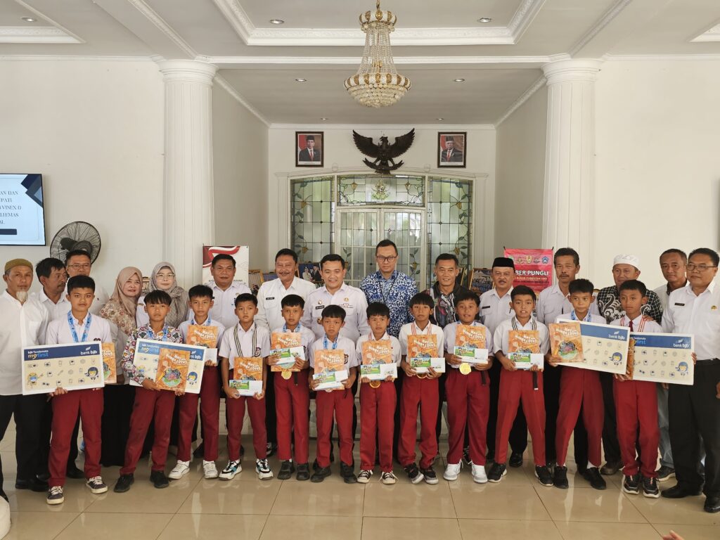 Pj Bupati Dedi Supandi beri Kadedeuh Atlet Sepakbola SSB Vinex D Cikjing Yang Meraih Emas