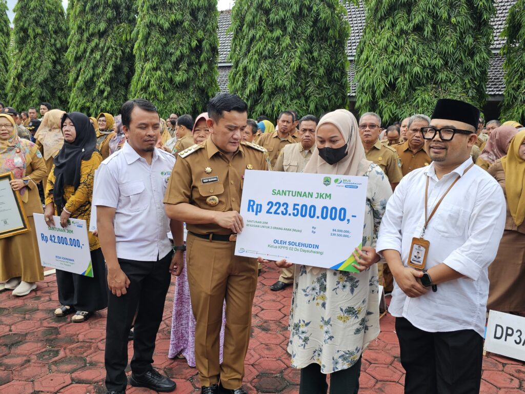 Pemkab Majalengka Serahkan Santunan Bagi KPPS Yang Meninggal Dunia Saat Pilkada Serentak 2024