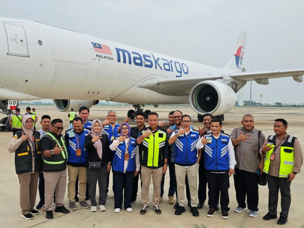 Dampingi PJ Gubernur, PJ Bupati Majalengka Tinjau Penurunan Kargo Pesawat Berupa Domba Hidup dari Australia di Bandara Internasional Kertajati