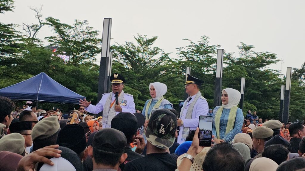 Bupati Majalengka Drs. H. Eman Suherman, MM dan Wakil Bupati Dena Muhamad Ramdhan sampaikan Orasi Perdana di hadapan Ribuan Masa