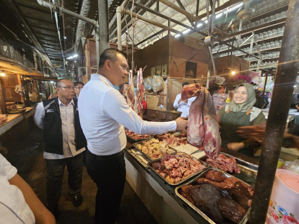 Wakil Bupati Majalengka Dena Muhamad Ramdhan Cek Harga Bahan Pokok di Pasar Kadipaten Menjelang Bulan Suci Ramadhan