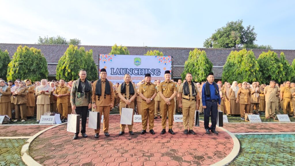 Bupati Majalengka Drs. H. Eman Suherman, M.M. Launching "Gerakan Ngantor Berdhuha"